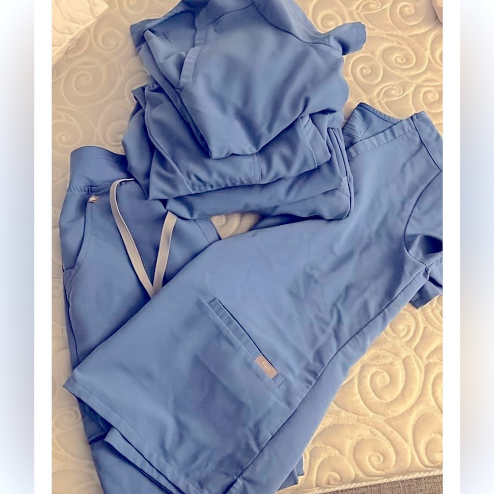 Figs scrubs xs top and jogger bottoms(regular length). Less than 4 months old